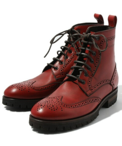 复古酒红色英伦马丁靴。