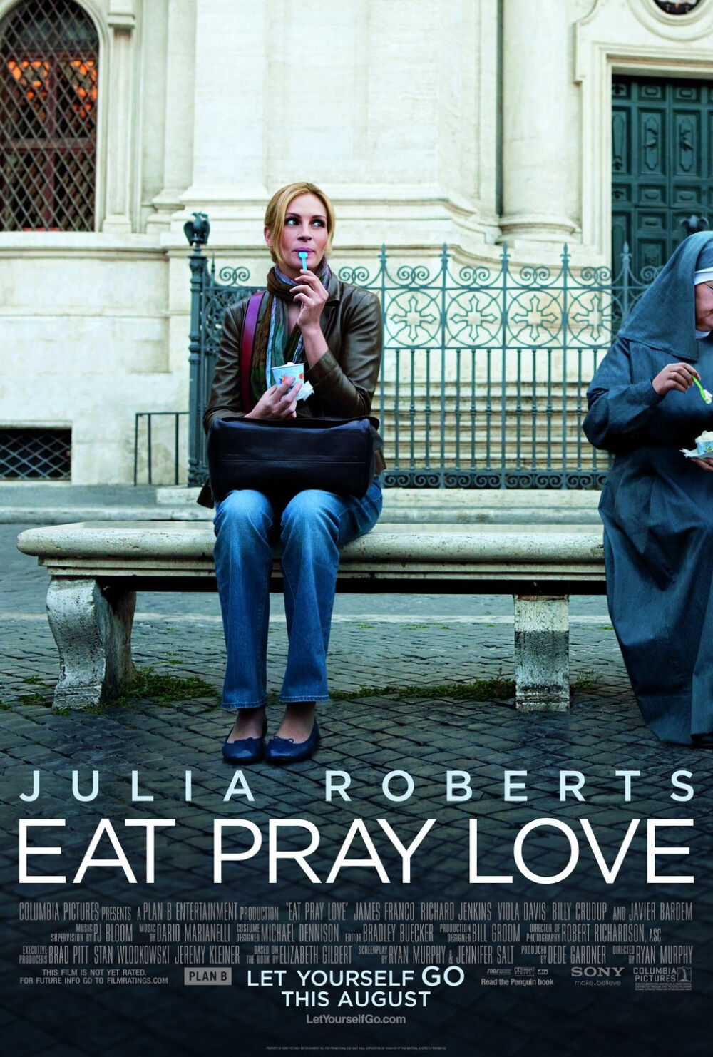 《EAT，PRAY，LOVE》。本片根据伊丽莎白·吉尔伯特（Elizabeth Gilbert）的同名自传改编。伊丽莎白在结束了一段痛苦的婚姻后，她开始周游世界，踏上了一段自我发现之旅。女人，不管到了多大的年纪，都要有敢于放弃和开拓的勇气。