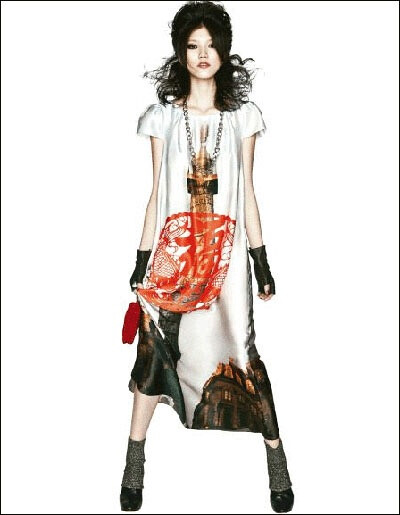 设计师Agnes.b就选用一张中国剪纸作为她的创作灵感。她将这张代表着中国的美丽剪纸与一张巴黎的照片跨越国界组合在一起并制成一条长裙，象征着“幸福与和平”。