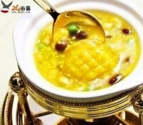 牛奶干果麦片粥】原料：燕麦片、牛奶、蜂蜜、鸡蛋、葡萄干；方法：1、锅内放入少量水，点火，随即加入麦片、葡萄干，煮沸；2、如果喜欢，煮沸后加入一个鸡蛋搅散，再煮2-3分钟，冲入牛奶，即可熄火；3、调入蜂蜜，配一两份水果(水果食品)吃，更有营养哦。