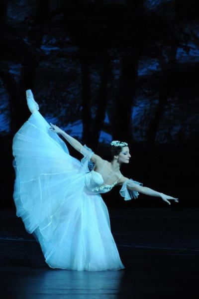 Oksana Kardash as Myrtha in Giselle. Photo (c) Vadim Lapin.