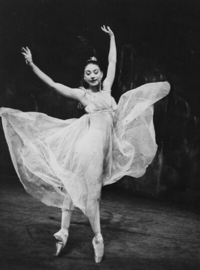 Margot Fonteyn in Ondine. Photo (c) Roger Wood/ROH Collection.