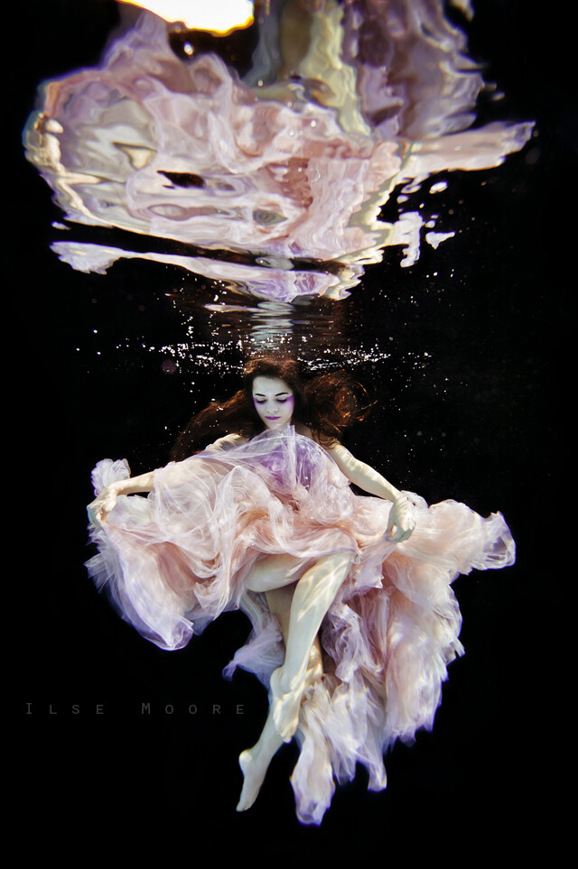 http://underwaterfashion.org/wp-content/uploads/2012/08/JoeljvVuuren_Ilsemoore_0007.jpg