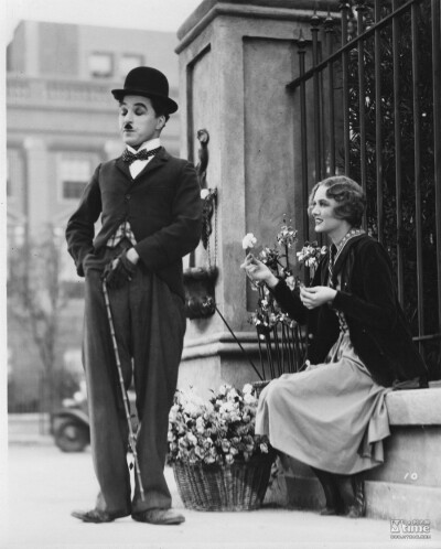 50.《城市之光》（1931）（29票） 导演：查理·卓别林 喜剧大师卓别林仅有这一部作品上榜，且排名如此靠后，实在有些不公。《城市之光》是一部将悲情融入到喜剧当中的佳作，一个流浪汉爱上一位失明的卖花姑娘，故事…