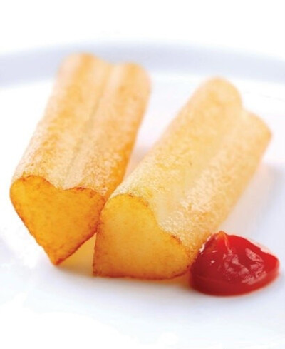 【DIY自制炸薯条做法】1、将土豆去皮洗净，切成长条状，放入沸水中煮3分钟，捞出沥干水分晾凉。2、用厨房纸吸干水份，然后放入冰箱中冷冻。3、锅中放入适量油，加至6成热时放入冻好的薯条，炸至金黄色捞出，沥干油份…