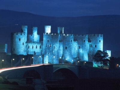 康威城堡（Conwy Castle），位于威尔士北部海岸，修建于1283年至1289年间，即爱德华一世在北威尔士第二次战役期间。和该地区很多城堡一样，康威城堡的设计者是詹姆士（James）。如今，康威城堡以其重要的历史价值而…