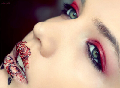 红色蔷薇眼妆。。。很有魅力啊。。。