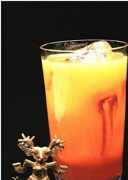 龙舌兰日出Tequila Sunrise Cocktail【材料】：银白色龙舌兰酒60毫升、生鲜柳橙汁、红石榴糖浆30毫升【制法】：将龙舌兰酒倒入装有冰块的冷却高球杯，接着注入柳橙汁，但不要完全倒满。予以搅拌，并徐徐加入红石榴糖浆。