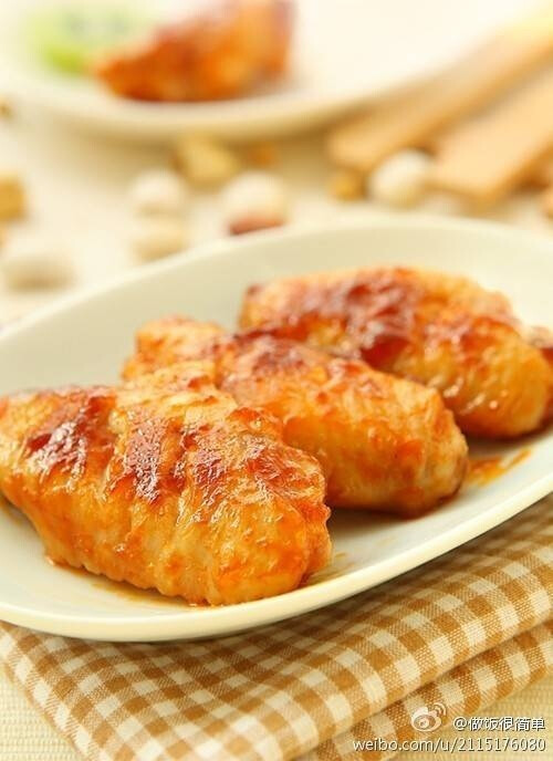 【茄汁煎鸡翅】1.鸡翅中洗净,用刀划两道口子,放入姜片.料酒.蚝油.盐腌制半小时以上