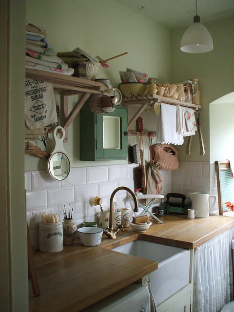 夢想中的廚房：淡綠色的牆面、白長磚式貼瓷、原木檯面、白瓷流理臺