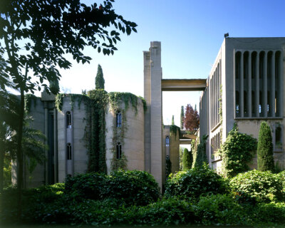 经过西班牙建筑设计师Ricardo Bofill的改造，就变成了他本人的建筑事务所的总部和他个人的住宅了～～