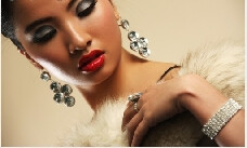 爱情是一场战役，相爱时你的对手是那个男人，分手了，对手就是你自己。战胜自己，把所有他的信息都.彻底地从记忆里删去，重新开始新的生活，你才是真正的赢家。