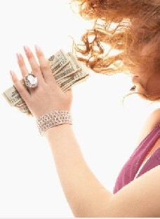 生命中最悲哀的事莫过于放弃追逐你所爱的人，看着她远离。她对于你的重要并不能使他回馈给你什么。无论你追逐多久，你还是要让他走。