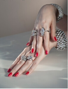 世上最凄绝的距离是两个人本来距离很远，互不相识，忽然有一天，他们相识，相爱，距离变得很近。 然后有一天,不再相爱了，本来很近的两个人，变得很远，甚至比以前更远。