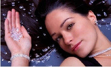 喜欢一个人，是不会有痛苦的。爱一个人，也许有绵长的痛苦，但他给我的快乐，也是世上最大的快乐。