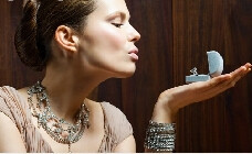 不能见面的时候，他们互相思念。可是一旦能够见面，一旦再走在一起，他们又会互相折磨。