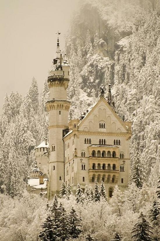 【德國新天鵝堡Neuschwanstein Castle】，這座城堡是巴伐利亞國王路德維希二世建造，位在德國巴伐利亞省福森市，在德國東南與奧地利的邊界上，城堡就蓋在隸屬阿爾卑斯山山脈一個近一千公尺高的山頂上新天鵝堡的外型也激發了許多現代童話城堡的靈感，包括美國加州迪士尼和香港迪士尼樂園的睡美人城堡 酷旅图 http://www.coollvtu.com