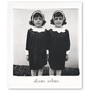 Diane Arbus: An Aperture Monograph 2011年新版。一个以拍摄畸形人照片的传奇女摄影师。拍照片的疯子依然还是疯子。或客观或偏激，黛安·阿勃丝，一直是现代最值得关注的纪实主义摄影师。