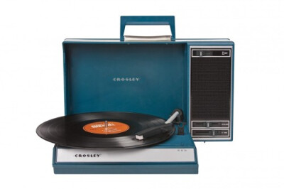 Crosley Spinnerette USB 唱机。你的黑胶收藏不光用来炫耀的。Crosley Spinnerette USB唱机不单外型Retro，还可将声音转至电脑。下次朋友来做客，大可不必心疼黑胶磨损了，大方拿出来听吧。