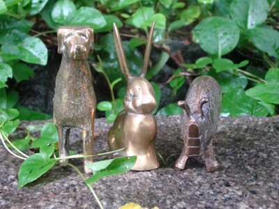 欧洲英国老式铜件雕像摆件。三种款式，大狗、河马、兔，英国20世纪50年代的小铜像装饰品 ，狗的年份要更久。河马和兔子为每件标价130元，狗狗售价390元。购自伯明翰Ladywood。