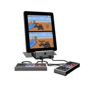 苹果iphone ipad FC游戏模拟器游戏机。触摸屏我忍你很久了。真的勇士玩游戏也是有态度的。不仅是手柄设计够复古，底座还可以将图像同步到 HDTV 上过瘾。