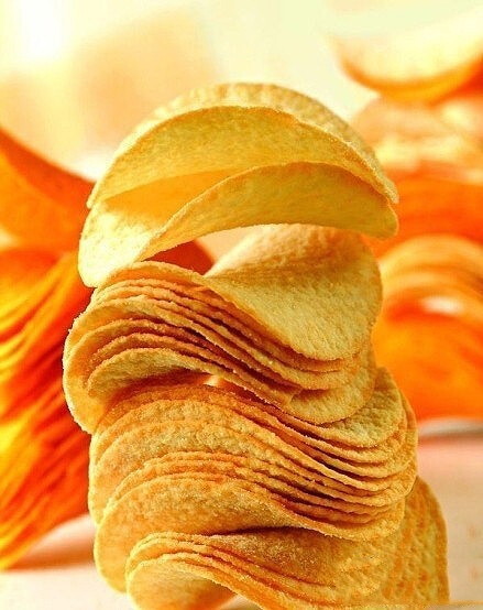 【非油炸薯片做法】1、土豆切成薄片，越薄越好。泡在水里去掉淀粉。2、控干水分，两面涂油撒盐，放在盘子上不加盖，微波炉900w高火5分钟。3、取出后，如果背面还有水分，就再翻面高火1-2分钟。 非油炸，更健康！