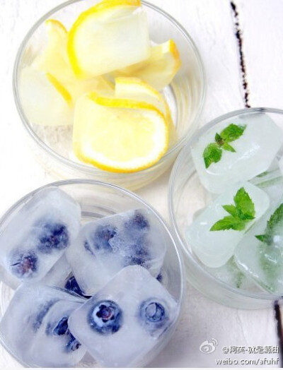 【自制水果冰块】把喜欢的水果加水混合，冻起来，放进喜欢的饮料