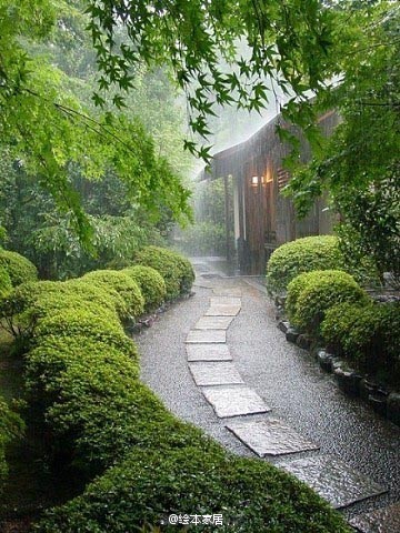 最美的不是下雨天，是曾与你躲过雨的屋檐。