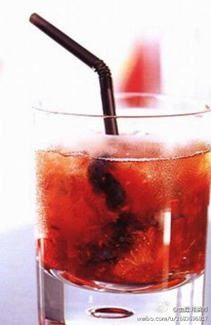 【可人草莓Adorable Strawberry 】清香宜人，口感分明~材料：巴西甜酒60毫升、小青柠2个、红糖1汤匙、草莓6个、切块、蓝莓5个、覆盆子5个 制法：1将青柠洗净切块，用搅拌钵加糖捣烂后加入草莓捣成汁2加一勺捣好的果酱，加入巴西甜酒和碎冰，搅拌饮用