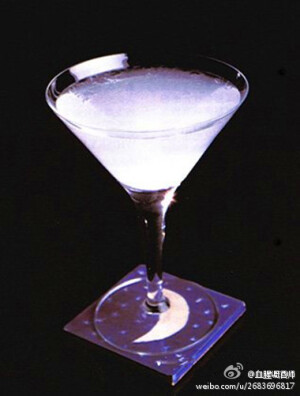 【白色之路White Way Cocktail】相对较烈的一款~入口除了香甜爽口并没有太大感觉，不知不觉中就醉了~材料：金酒60毫升、白色薄荷香甜酒30毫升 制法：将所有材料与碎冰放入雪克壶，充分摇匀后，过滤倒入冷却的鸡尾酒杯~