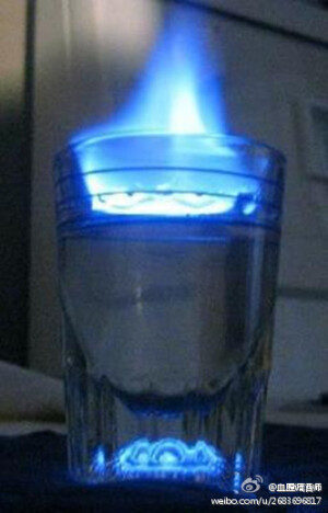 【森保加莫斯科SambucaConMosca】意大利特产，以佛罗伦萨近郊忍冬花为原料，作为意大利餐的结束酒，喝上一杯口内余香长久，令人心满意足 材料：森保加利口酒45ml 、咖啡豆 制法：将酒注入酒杯、表面放上3粒焙烧过咖啡豆使其漂浮点上火烧30秒