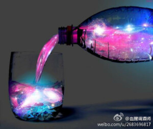 【极光鸡尾酒】灯光下是粉红色，灯光暗就会变为蓝色，人会担心这酒中含有对人体有害物质，这点大可放心~照比例换算，要制作这种极光鸡尾酒，需要2公升的琴酒或伏特加、9升奎宁水、3到4瓶的玫瑰调酒或粉红柠檬水，最后加上适量冰块，美丽的调酒就大功告成