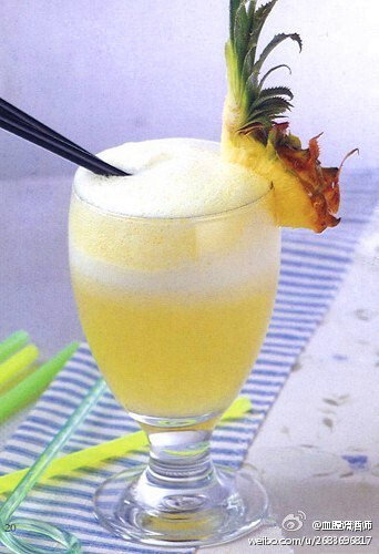 【菠萝雪Pineapple Snow 】相当祛火的一款清爽佳品~材料：朗姆酒30毫升、柠檬汁15毫升、糖水15毫升、菠萝1/4块、雪碧适量、碎冰块适量 制法：将碎冰加入搅拌机中，依次将菠萝片糖水柠檬汁朗姆酒依次倒入搅拌机搅拌。将搅拌好的原料倒入果汁杯中~