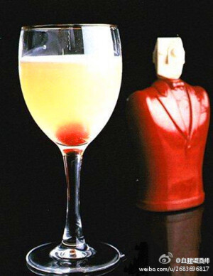 【苏格兰酸饮Scotch Sour】外观漂亮小清新，口感微酸清香~材料：苏格兰威士忌60毫升、生鲜柠檬汁30毫升、糖浆1茶匙、无色樱桃香甜酒浸樱桃、柳橙片 制法：将液状材料与碎冰放入雪克杯，充分摇匀后，过滤倒入冷却的鸡尾酒杯。最后，再放上水果片做为装饰