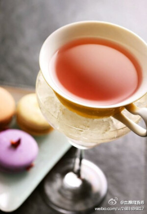 【紫色马天尼VioPolitan】这是法国上流社会人士在闲暇的午后享用的一款鸡尾酒，搭配法式经典点心马卡龙，或是香酥的杏仁饼，为你们的爱情增添份奢侈~材料及制作：柠檬伏特加、紫罗兰力娇、蔓越莓汁、青柠汁各一份，均匀调和注入盛有碎冰的酒杯中~