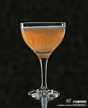 【初秋September Morn Cocktail】初秋的早晨，天高气爽~是此款鸡尾酒的寓意所在~材料：朗姆酒4/5，青柠汁1/5，石榴糖浆1茶勺，蛋清1个量 制法：①将所有材料倒入雪克杯中摇和；②将摇和好的酒倒入酒杯中~~