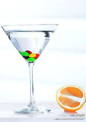 【巧克力马天尼Chocotini】最具浓情在马天尼中加入Hershe's巧克力，看着慢慢地融化沉淀于杯底，将杯体分割成两部分，你就会明白“深情”和“甜蜜”二字的真正含义。少一份酸涩，多一份浓郁的巧克力香醇，也许你能爱得更多，爱得更深，爱得更纯~