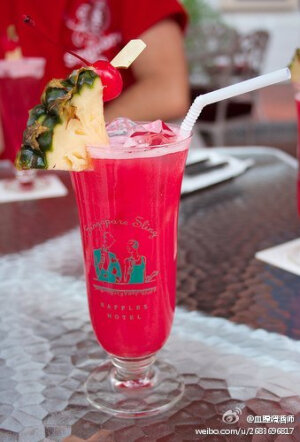 【新加坡司令Singapore Sling】口味舒畅~材料：金酒1份樱桃白兰地0.5份君度利口酒0.25份法国当酒0.25份0.5份石榴糖浆0.5份青柠汁0.5份菠萝汁5份安格斯图拉苦酒1滴注菠萝樱桃各适量 制作：将所有的配料倒入摇酒器与冰块同摇，滤入杯中冰块上，菠萝樱桃装饰