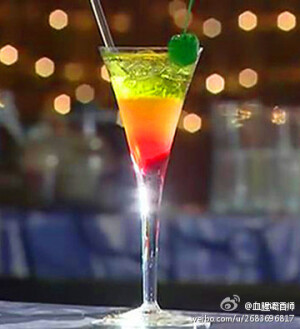 【8号当铺Eighth Pawnshop】材料：橙汁、凤梨汁、葡萄柚汁各30毫升、红石榴糖浆10ml、君度利口酒10ml、哈密瓜利口酒10ml、莱姆利口酒10ml、柠檬原汁5ml 制作：将橙汁、凤梨汁、葡萄柚汁、混合加到7分满，再加入红石榴汁、哈密瓜酒、莱姆酒、橙皮酒和柠檬原汁