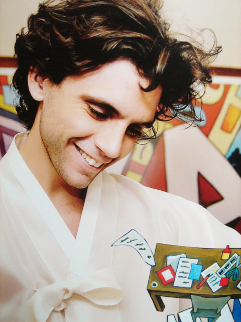 Mika，原名Micheal Holbrook Penniman 1983年8月18日生于黎巴嫩首都贝鲁特一个美黎联姻的家庭（他的父亲是美国人，母亲是黎巴嫩人）。因为战乱，Mika一家不得不在Mika十分小的时候带他逃离黎巴嫩，幼年时期随着家人辗转巴黎，他9岁时，全家才在伦敦定居下来。 经过了那段充满迷惑和巨变的时光，Mika变得十分内向，9岁时曾一度辍学，也正是从那时起他选择了音乐来给予他庇护。