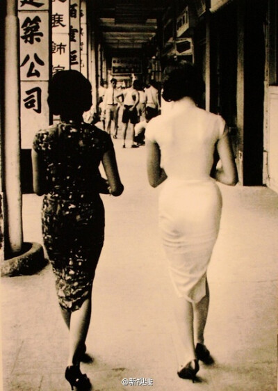 1960年，香港湾仔，穿旗袍的女子，由香港摄影家邱良先生所摄----------------------- 從前各大時尚名店尚未搶灘維多利亞港，女士大多如此打扮－－勞動階層婦女通常是唐裝衫褲，中上階層則是旗袍，分別在於所選布料和…