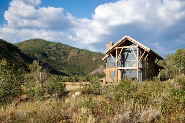 这是由罗伯特·霍金斯建筑师设计的住宅。这个生态的山，现代居所坐落在距离市中心两英里的美国科罗拉多州。你是不是也想要这样的房子呢？