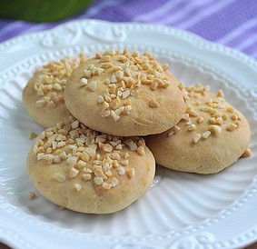 果仁小酥饼做法： 1. 称量好所有食材。 2. 葡萄干用温水洗净沥干备用……