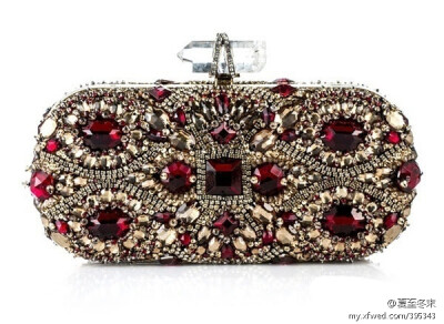 包款设计用上了大量的宝石与珠串，尽显Marchesa的奢华本色