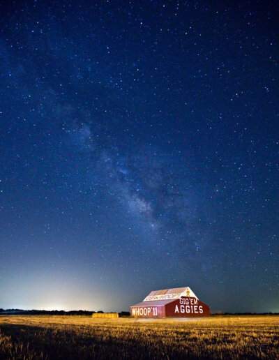 小时候我们常常望着夜晚的天空寻找星系、恒星以及彗星的运行轨迹。我们一直很好奇的问题，或许现在还不完全懂得。这个图集中展示的就是那些美丽的星空、浩瀚的宇宙和闪亮的星星。下面你将欣赏到摄影师们展示的美丽。