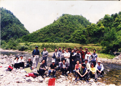 我们一班子同学在安徽黄山市的凤凰谷写生的时候照的一张合影 当时还是用胶片机照的 自己带着心爱的海鸥DF300X!