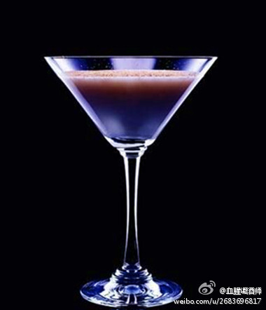 【绝对马天尼ABSOLUT ESPRESSO MARTINI】酒味浓香宜人，有提神缓解解疲乏之效~材料:2份绝对伏特加ABSOLUT VANILIA，1份咖啡利娇酒Kahlua，1份低温浓咖啡~制作:与冰块在调酒玻璃杯中充分搅拌混合，倒入冰镇过的酒杯，根据饮用者口味适量加糖