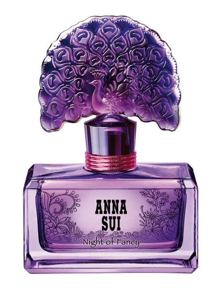 安娜苏迷夜翎雀女士香水（Anna Sui Night of Fancy），深紫色的外盒压烫上银色的图案与文字，看起来奢华非凡。黑色与紫色的混搭，完全来自于ANNA SUI正统的品牌DNA。