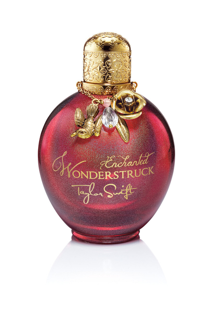泰勒·史薇芙特 (Taylor Swift) 的个人第二款香水“Wonderstruck Enchanted”，深红色的香水瓶上面还用金色珠宝进行了装饰：鸟、花以及闪闪发光的水晶。香水的原料有野生浆果、鲜花、白麝香和香草。