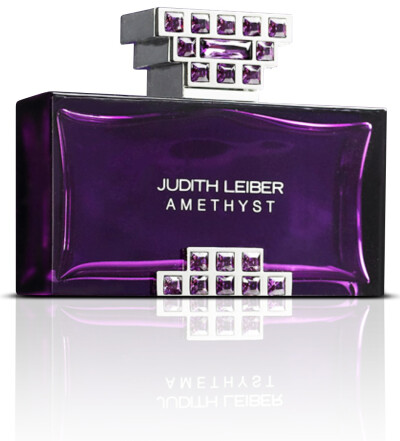 朱迪思·雷伯 (Judith Leiber) 推出名为“Amethyst”的第三款香水，长方形的瓶身闪耀着银紫交织的光芒，而气味却并有它的外表那么成熟，清新的花香味非常适合夏天使用。